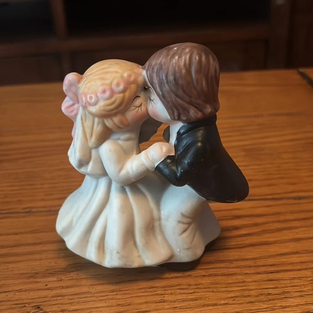 Romantic Couple Figurine - Black and White